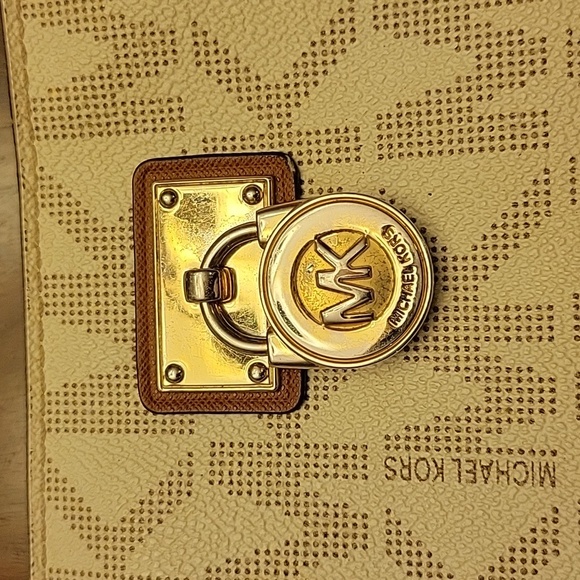 Michael Kors Beige Wallet - Picture 14 of 16